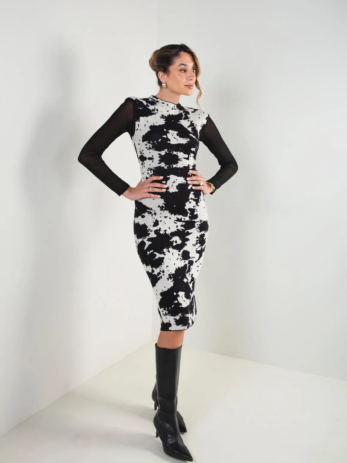 Vestido midi justo em malha animal print