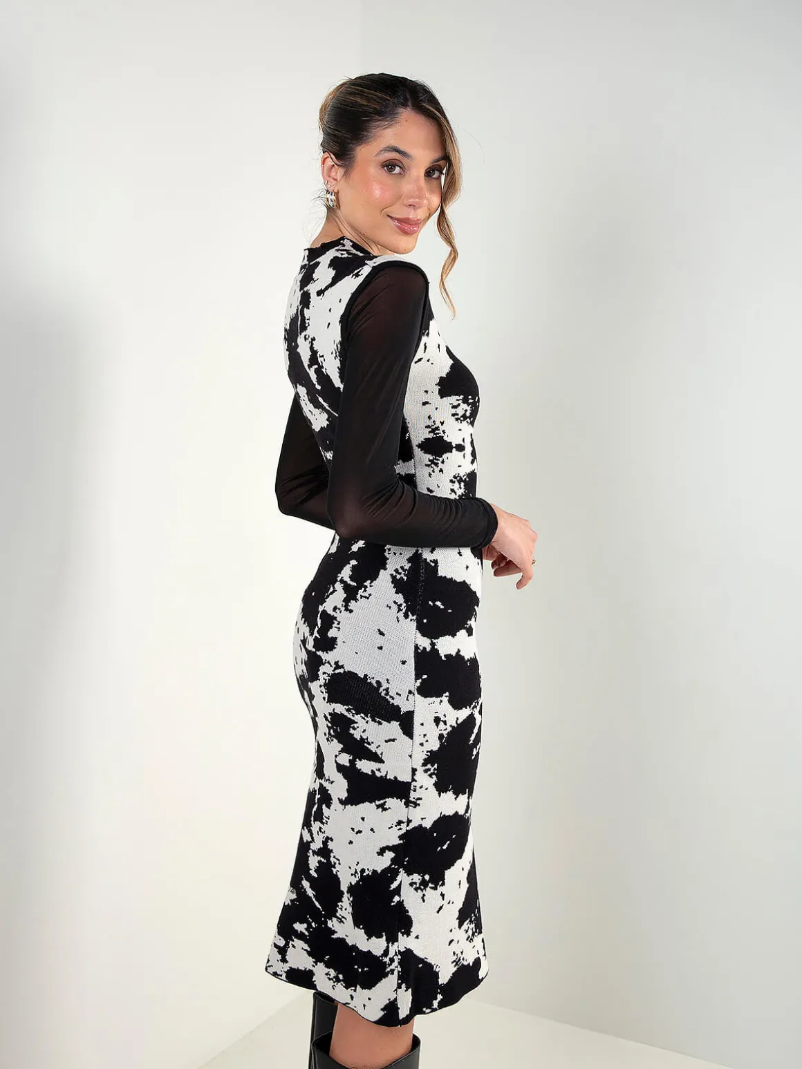 Vestido midi justo em malha animal print